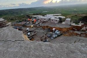 Frana a Niscemi, cedimenti fino a 6 metri: paese a rischio isolamento. Il sindaco: “Situazione drammatica”