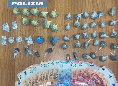 Catania, arrestato pusher 37enne in scooter con un "campionario" di droga: 250 grammi sequestrati