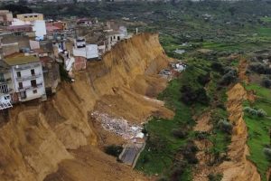 Emergenza frana a Niscemi, mille sfollati: case e attività a rischio