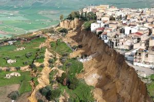 Frana a Niscemi: il governatore Schifani in sopralluogo con la Protezione Civile