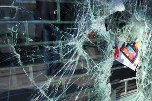 Catania tentano ‘spaccata’ con Suv rubato: banditi in fuga dopo ribaltamento dell'auto