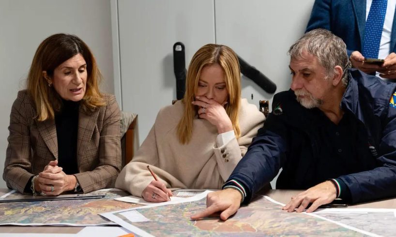 Meloni in Sicilia: "100 milioni sono solo un primo stanziamento". Sorvolo in elicottero sulla frana di Niscemi