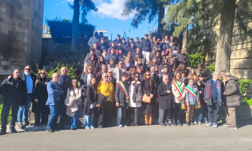 Omaggio a Verga nel giorno della ricorrenza: letture e fiori al monumentale di Catania