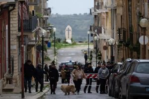 Frana Niscemi: il mesto pellegrinaggio per salvare ricordi e animali tra le case off-limits