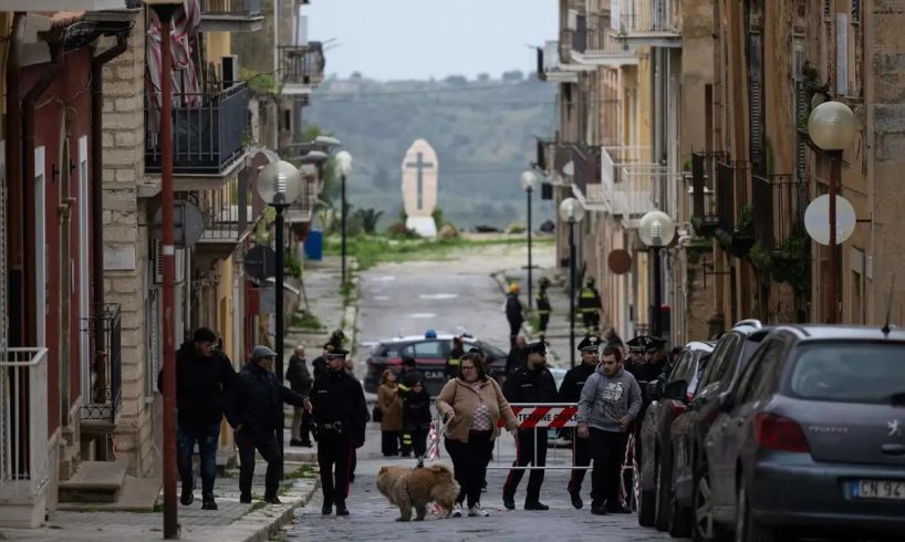 Frana Niscemi: il mesto pellegrinaggio per salvare ricordi e animali tra le case off-limits