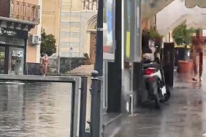 Adrano, un uomo nudo in piazza Umberto: foto e video virali sui social