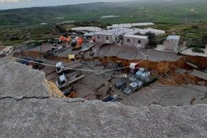 Sicilia in bilico: il 90% dei comuni a massimo rischio frana tra incuria, fondi non spesi e un'assenza di futuro