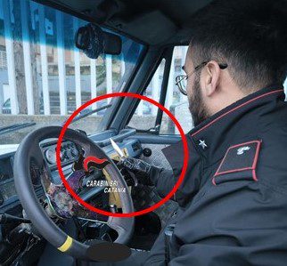 Piedimonte Etneo, denunciato 24enne con coltello e falce nell'auto