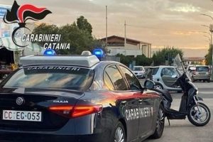 Giarre, arrestato 18enne di Acireale alla guida di uno scooter rubato: bloccato dopo una fuga spericolata