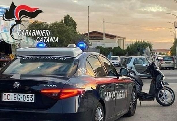 Giarre, arrestato 18enne di Acireale alla guida di uno scooter rubato: bloccato dopo una fuga spericolata