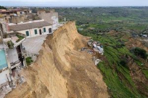 Niscemi, completati i sorvoli con droni sulla frana: da lunedì prime operazioni di recupero
