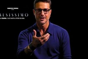 ‘Falsissimo’ a Catania: lo show di Corona sfida l'oscuramento social