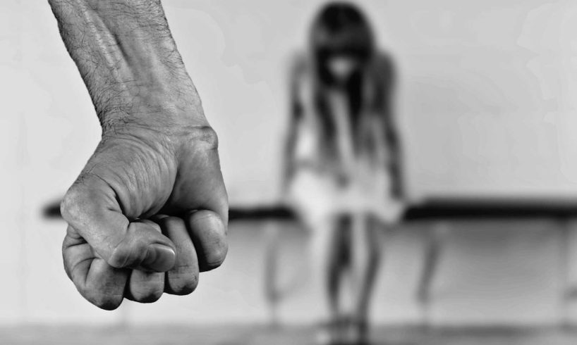 Grammichele: la chiamata disperata della figlia, poi la fuga. 35enne arrestato per violenze in famiglia