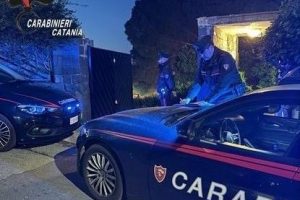 Gravina di Catania, arrestato per evasione... sotto casa: in auto con la compagna a fumare marijuana
