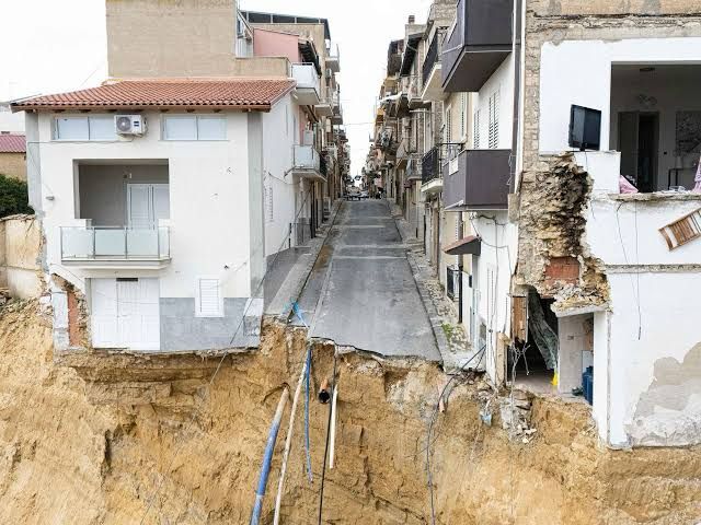 Frana Niscemi, via le case nei primi 50 metri: Procura sul posto da giovedì