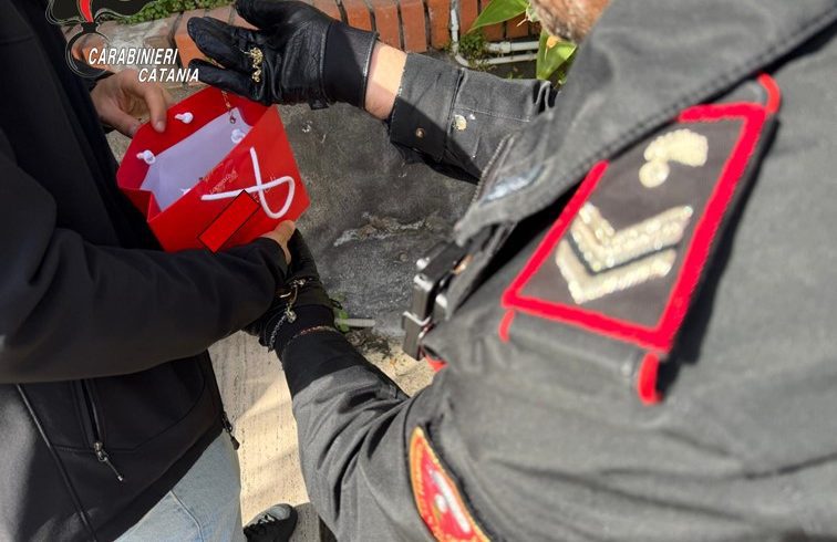 Aci S. Antonio, 18enne mette in scena un finto carabiniere per rapinare un'anziana: arrestato
