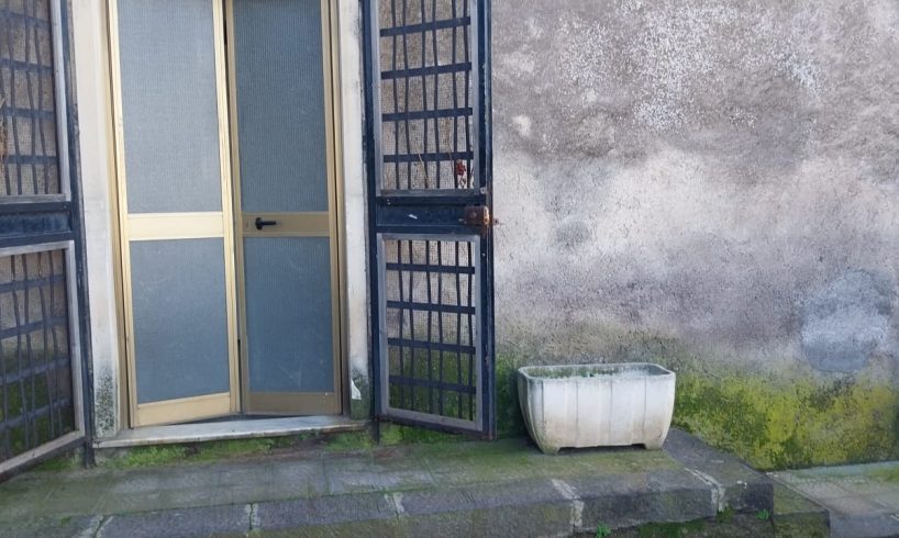 Paternò, disagi al cimitero monumentale: senz'acqua, senza luce e danni alle tombe