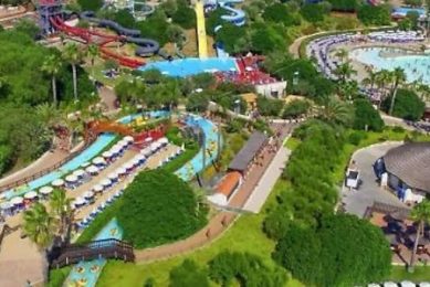 Etnaland, rifiuti bruciati e sotterrati in un terreno: parco acquatico sequestrato. Indagati imprenditore e società