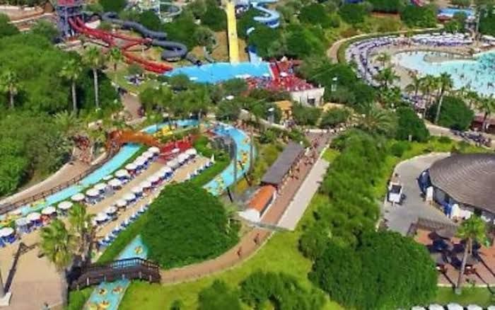 Etnaland, rifiuti bruciati e sotterrati in un terreno: parco acquatico sequestrato. Indagati imprenditore e società