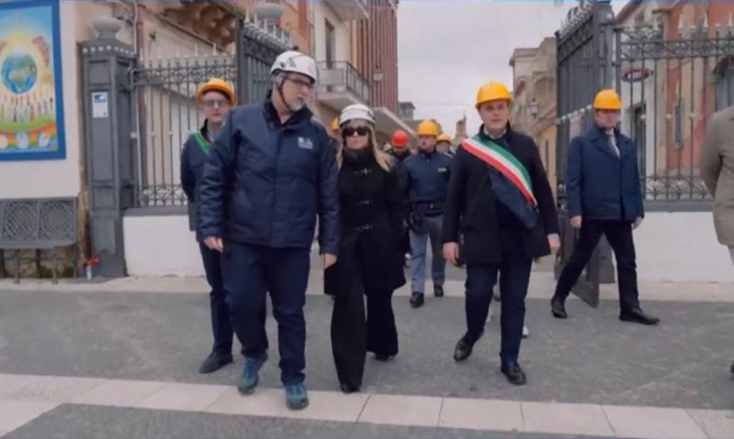 Meloni a Niscemi: “Mercoledì il decreto, centinaia di milioni per le zone alluvionate. Tasse sospese fino ad aprile”