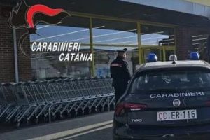 Catania, 41enne usa la figlia piccola per rubare al supermercato: denunciata