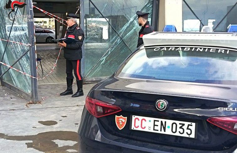 Aci Trezza, furto nel mercato ittico distrutto dal ciclone: 39enne arrestato mentre carica la refurtiva