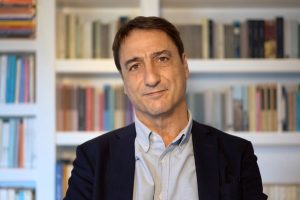 Teatro, "La firma", il nuovo dramma di Claudio Fava debutta ad Ancona: viaggio tra memoria e ferite della dittatura argentina