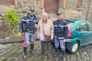 Catania, truffa del "passaggio di cortesia": 80enne derubato dell'auto da una donna. Polizia gliela restituisce