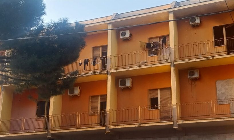 Paternò, l'ex hotel Sicilia torna a popolarsi: rifiuti dai balconi e vestiti stesi. I residenti: "Zona degradata"