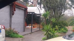 Paternò, l'ex hotel Sicilia torna a popolarsi: rifiuti dai balconi e vestiti stesi. I residenti: "Zona degradata"