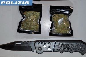 Adrano, tentano di scappare alla vista della polizia: denunciati due giovani con droga, soldi e un coltello