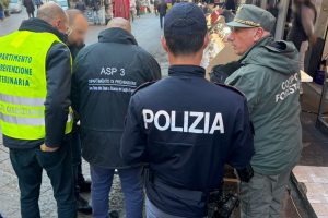 Catania, carne a terra tra sporcizia e pesce senza ghiaccio: maxi operazione alla ‘Fera o Luni’. Multe per 42mila euro (VIDEO)