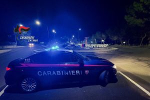 Paternò, inferocito per un libro minaccia madre e fratelli con una pistola: 54enne denunciato e allontanato da casa