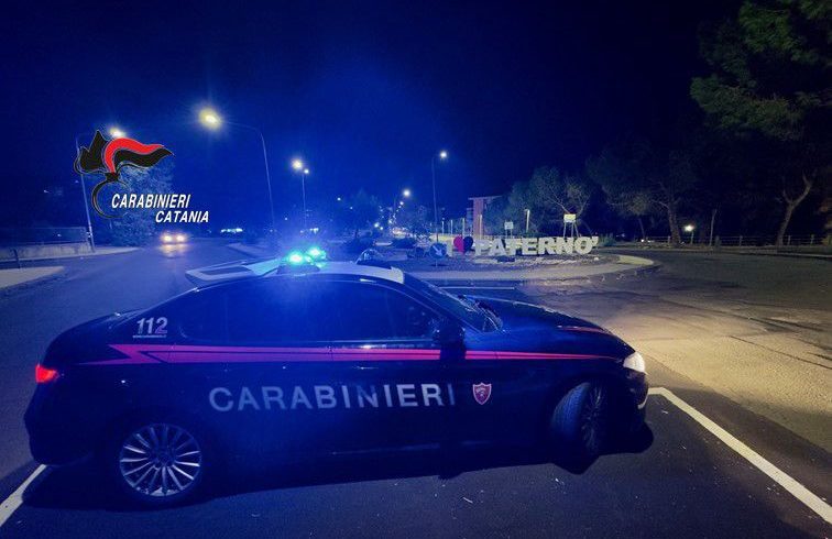 Paternò, inferocito per un libro minaccia madre e fratelli con una pistola: 54enne denunciato e allontanato da casa