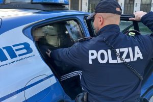 Catania, inferno in via Medaglie d'Oro: 28enne evade dai domiciliari, sfonda la porta della vicina e aggredisce i poliziotti