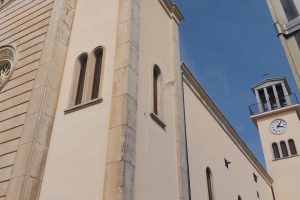 Ragalna, il terremoto lesiona municipio e chiesa Madre: calcinacci in strada e auto danneggiate