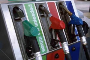 Benzina e gasolio, la stangata è servita: il diesel sfonda quota 2 euro al litro