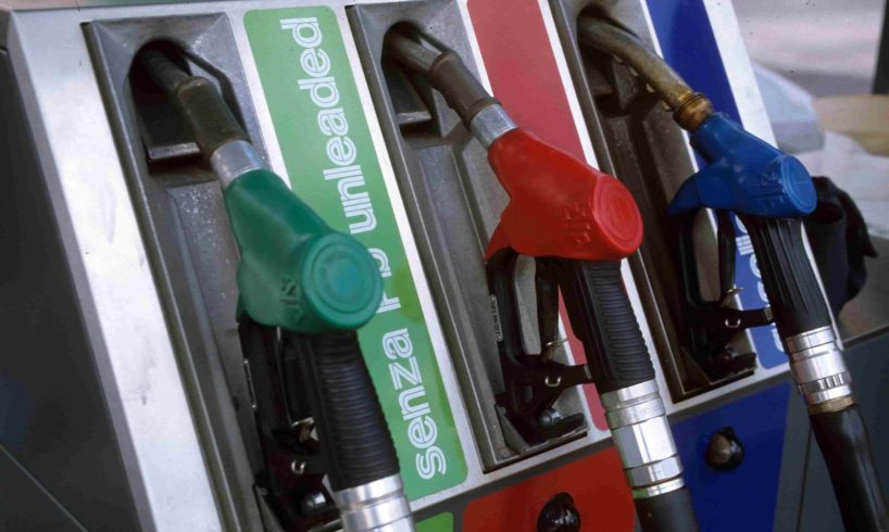 Benzina e gasolio, la stangata è servita: il diesel sfonda quota 2 euro al litro