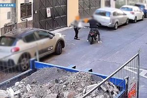 Catania, strappa la collana a un'anziana e la fa cadere a terra: 47enne finisce in carcere (VIDEO)
