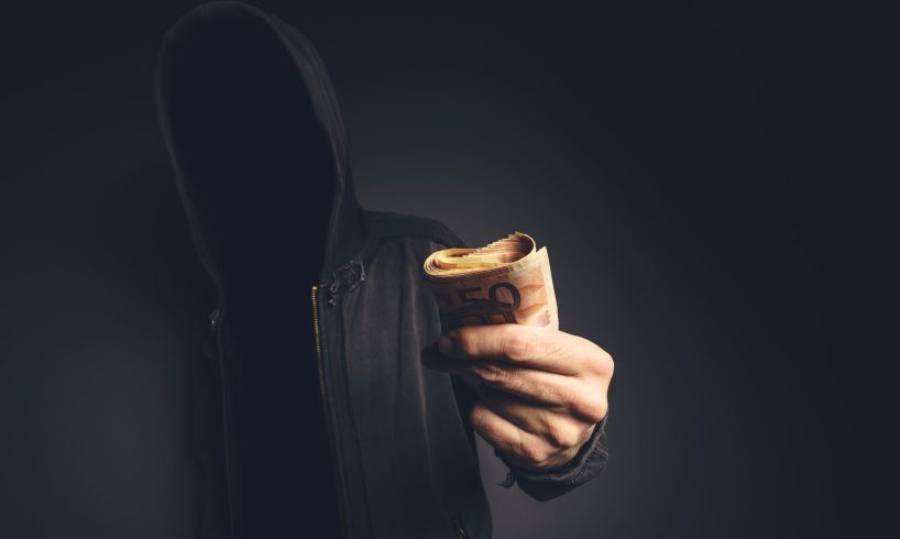 Catania, estorsione con metodo mafioso ai danni di un cliente: arrestati due gestori di un'agenzia finanziaria