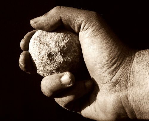 Catanese di 49 anni tenta omicidio dei figli a Malta, arrestato: frattura al cranio per uno dei bambini