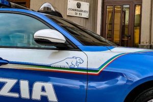 Adrano, auto contromano sperona la volante della Polizia: a bordo un'ascia e due pregiudicati