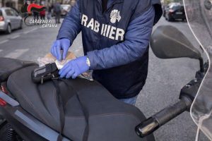 Catania, spacciatore 46enne offre droga a due "clienti" carabinieri in borghese: arrestato