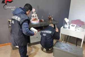 Catania, falsa medico estetico: curava i clienti con botox e filler in una casa privata. Oltre 10mila follower sui social