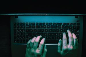 Pedopornografia, collaboratore scolastico 58enne arrestato nel Catanese: nel telefonino foto di alunne "denudate" con l'IA