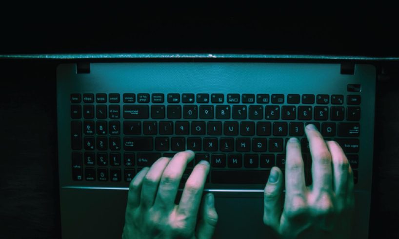Pedopornografia, collaboratore scolastico 58enne arrestato nel Catanese: nel telefonino foto di alunne "denudate" con l'IA