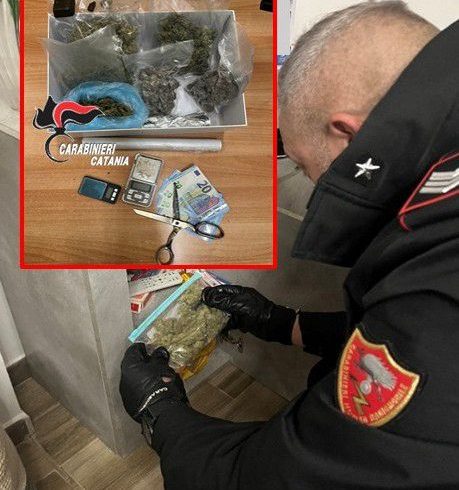 Spaccio a Ragalna: i Carabinieri lo vedono dalla finestra mentre prepara le dosi. Arrestato 31enne