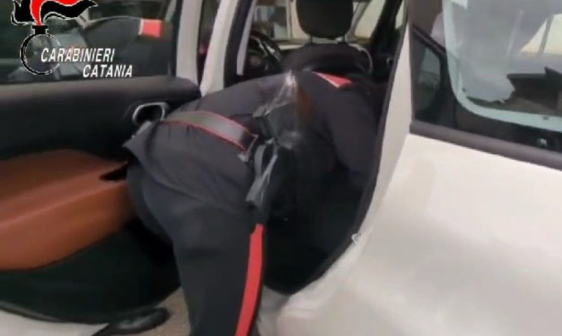Paternò, pusher 40enne con crack e cocaina in auto. Denunciato 22enne: in camera un ordigno esplosivo
