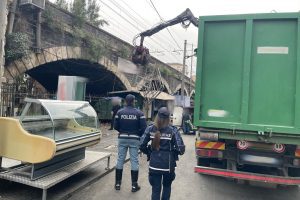 Catania, via Dusmet e Villa Pacini liberate dagli abusivi: 19 multe e quasi una tonnellata di rifiuti rimossi (VIDEO)