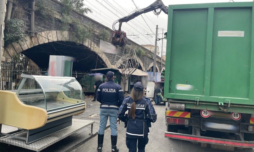 Catania, via Dusmet e Villa Pacini liberate dagli abusivi: 19 multe e quasi una tonnellata di rifiuti rimossi (VIDEO)